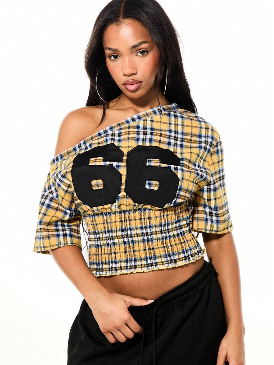 SUMWON WOMEN Áo croptop trễ vai kẻ caro với eo chun và họa tiết in số, kiểu dáng thời trang thường ngày. - Màu vàng - Xem 1