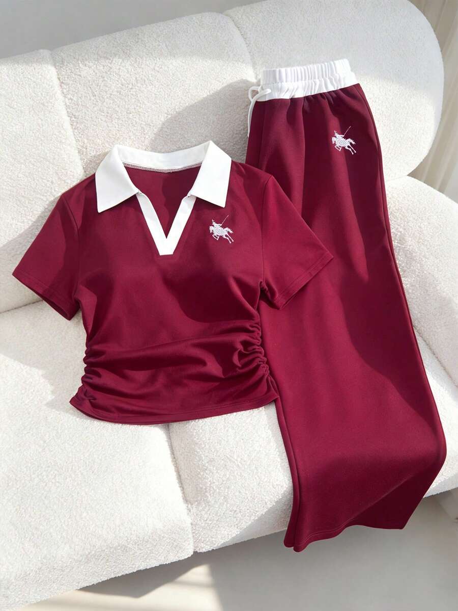 SHEIN 这款少女休闲运动套装，采用撞色缝线 Polo 领设计，胸前饰有刺绣，短袖上衣腰部设有褶裥，搭配阔腿抽绳裤。这款藏蓝色运动套装完美兼顾舒适与时尚。精致而不张扬，可调节腰围的阔腿裤和撞色 Polo 领更能衬托颈部线条。是居家休闲、运动健身或户外活动的必备夏季单品。 - 酒紅色 - 查看 1