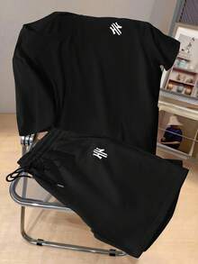 Manfinity Homme Bộ áo thun nam cỡ lớn màu đen cổ tròn tay ngắn, in chữ tối giản, phong cách thường ngày năng động và thể thao, thích hợp cho mùa hè. - màu đen - Xem 2