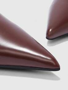 CUCCOO BIZCHIC Sandali con cinturino a T, punta affusolata e tacco a spillo, in pelle laccata, design minimalista, adatti per l'uso quotidiano - Castano - Visualizzare 8