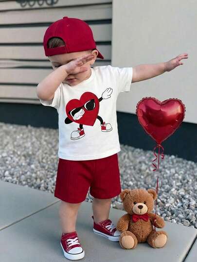SHEIN TaviRue 两件套休闲学院风可爱爱心图案短袖T恤搭配红色条纹短裤，适合小男孩穿着，舒适百搭，休闲时尚，是日常基本款穿搭，适合生日派对、聚会、演出、婚礼、洗礼、返校、日常穿着、学校、旅行、运动、春夏季节等场合。