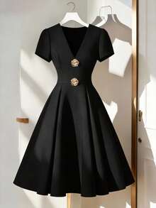 GlowEve CURVE 大码女式深V领收腰喇叭连衣裙，饰有金属装饰纽扣，优雅大方，适合日常通勤、约会、宴会等场合。 - 黑色 - 查看 1