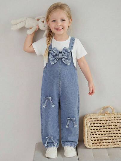 Pantalones de peto vaqueros de estilo lindo para niñas pequeñas, color azul vaquero vintage claro, decoración de lazo en el pecho, múltiples detalles de lazo y dobladillo deshilachado en los pantalones, pierna recta holgada, tela suave y cómoda, adecuado para uso diario, escuela, transporte, primavera/verano/otoño/invierno