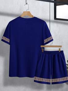 Manfinity Homme Bộ áo thun ngắn tay và quần short nam màu trắng cổ điển, đa năng, với biểu tượng "Vua" màu vàng và họa tiết hoa trên cổ tay áo, phong cách đường phố trưởng thành và cá tính. - Nhiều màu - Xem 2