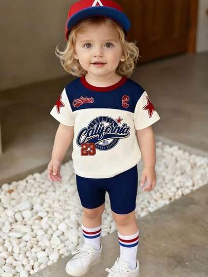 2件套女婴休闲时尚运动风加州23印花短袖T恤搭配纯色短裤，适合夏季外出穿着