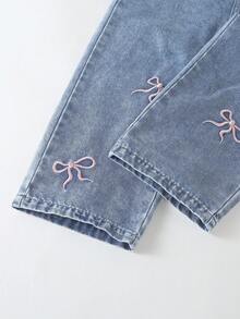 SHEIN ChillGRL Quần yếm denim đa năng thời trang cho bé gái, màu xanh denim trung bình cổ điển, trang trí nhiều nơ hồng thêu, thiết kế nơ lớn ở ngực, ống quần rộng thẳng, chất vải mềm mại và thoải mái, phù hợp cho mặc hàng ngày, đi học, đi làm, mùa xuân/hè/thu/đông. Bộ áo liền quần thường ngày cho bé gái, quần jean màu xanh nhạt, bộ áo liền quần denim cho bé gái. - Rửa nhẹ - Xem 6