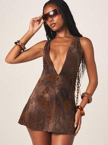 MISSGUIDED Vestido mini sin espalda con escote en V profundo, estampado floral marrón, tirantes cruzados para fiesta de verano y noche - Multicolor - Ver 2