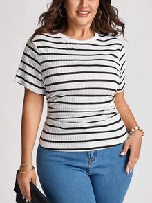 Comfylo Camiseta casual de mujer talla grande con cuello redondo, manga corta, a rayas y plisada - Blanco y Negro - Ver 1