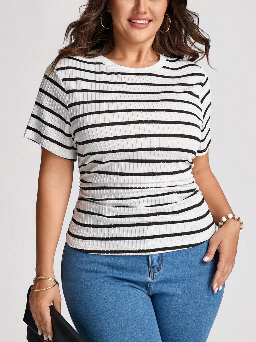 Comfylo Camiseta casual de mujer talla grande con cuello redondo, manga corta, a rayas y plisada - Blanco y Negro - Ver 1