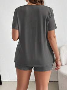 SHEIN Essnce Conjunto informal de 2 piezas de talla grande con top de cuello redondo de manga corta y shorts con bolsillo de unicolor - Gris Oscuro - Ver 2
