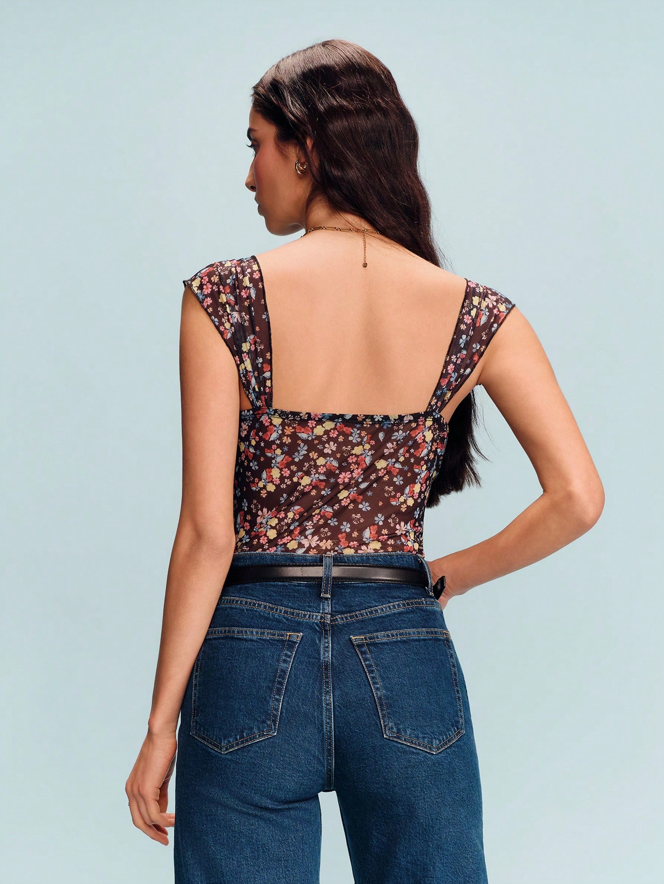 Maglietta nera con motivo floreale, scollo quadrato, arricciature e dettagli con fiocco, stile carino