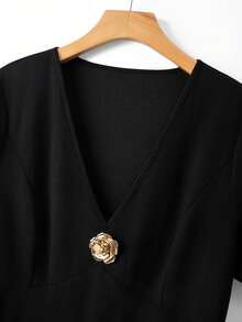 GlowEve CURVE 大码女式深V领收腰喇叭连衣裙，饰有金属装饰纽扣，优雅大方，适合日常通勤、约会、宴会等场合。 - 黑色 - 查看 3