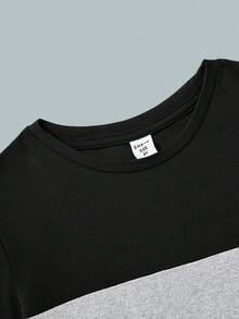 SHEIN Conjunto informal de 2 piezas para niño preadolescente con top de manga corta de cuello redondo en color contrastante y shorts de unicolor - Negro - Ver 3