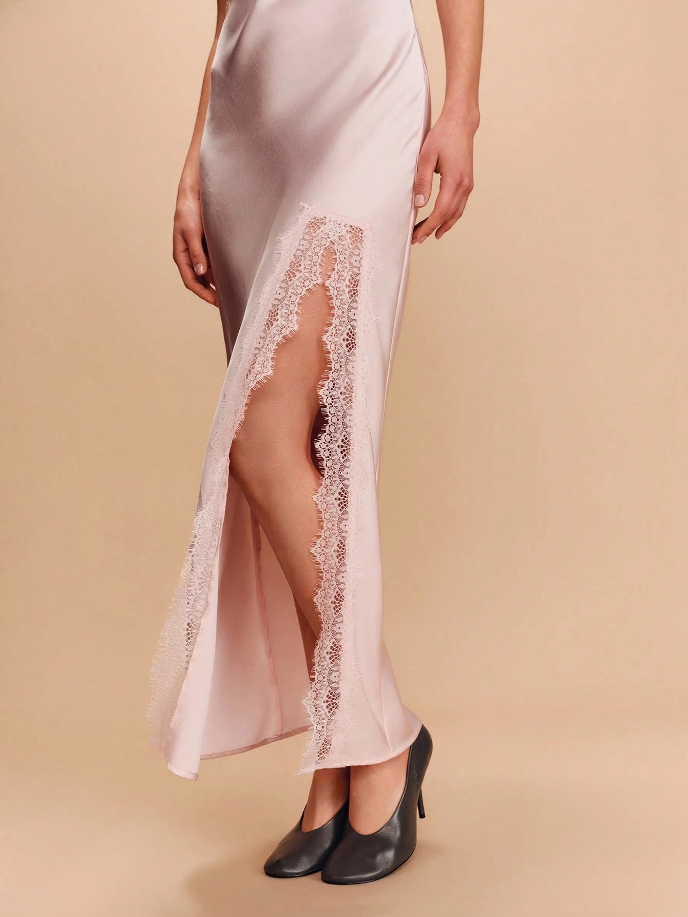 Robe maxi en satin rose pâle avec détails en dentelle - Style élégant