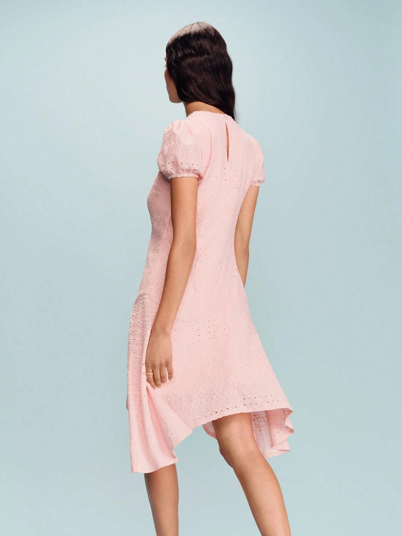 Vestido Midi Texturizado Ajustado Rosa com Mangas Bufantes Curtas e Saia Evasê