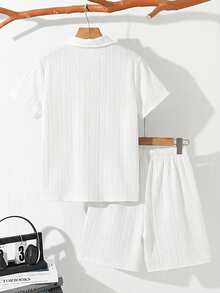 SHEIN 两件套男童休闲宽松纯色 Polo 领短袖 T 恤和短裤套装，适合通勤、上学、日常休闲穿着、运动、春夏穿着。 - 彩色 - 查看 3
