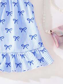 SHEIN Playful Pals Đầm không tay cho bé gái với họa tiết nơ sọc nhiều màu sắc, năng động và tươi mới. Thích hợp cho mùa hè với dây đeo có thể điều chỉnh, một lựa chọn ngọt ngào cho trang phục mùa hè của bé gái. - Màu xanh lam - Xem 3