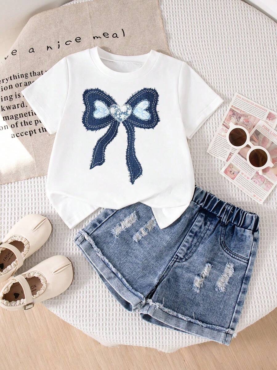 Bộ 2 món cho bé gái mùa hè, gồm áo thun trắng tay ngắn cổ tròn thắt nơ và quần short denim rách, kiểu dáng thường ngày. - Nhiều màu - Xem 1