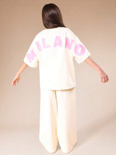 SUMWON Milano 超大款短袖T恤和阔腿裤两件套，胸前饰有粉色字母印花
