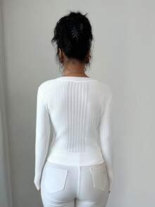SHEIN Elenzya Áo khoác cardigan ngắn dệt kim dáng ôm cổ chữ V thêu họa tiết mới dành cho nữ, cài một hàng khuy, eo chun. - trắng - Xem 2
