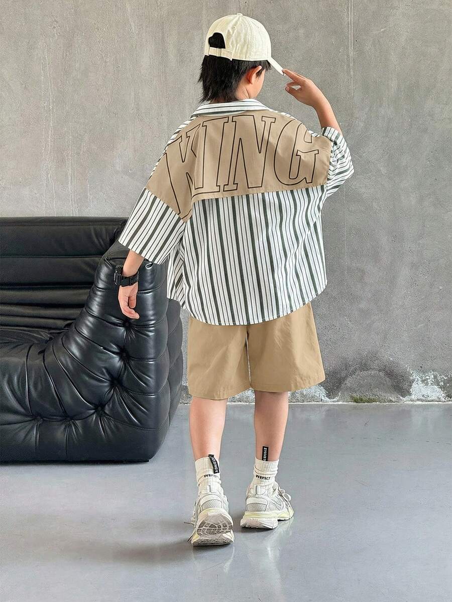 SHEIN 两件装男童休闲运动学院风文艺复古日韩宽松条纹翻领衬衫配大字母图案短裤套装,适合儿童服装、幼儿男童服装、返校季男童套装,适合生日派对、晚宴、演出、婚礼、洗礼、开幕式等场合,日常穿着也适合上学、旅行、运动,适合春夏季节。 - 駝色 - 查看 1