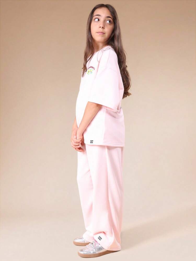 Conjunto de camiseta oversize y pantalón en color rosa pálido con estampado de limones italianos para uso casual en verano