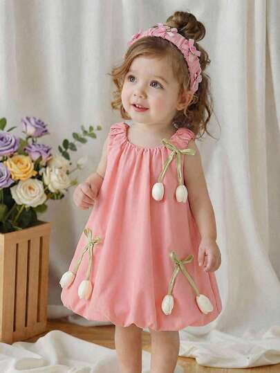SHEIN Vintaside Kids 1件女婴圆领无袖背带裙，粉色纯色，饰有3D郁金香花朵和蝴蝶结，可爱休闲甜美A字裙摆，适合夏季外出、旅行、摄影等场合。