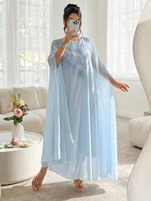 Al Najma Kaftan con mangas de capa y aplicaciones florales - Azul - Ver 10