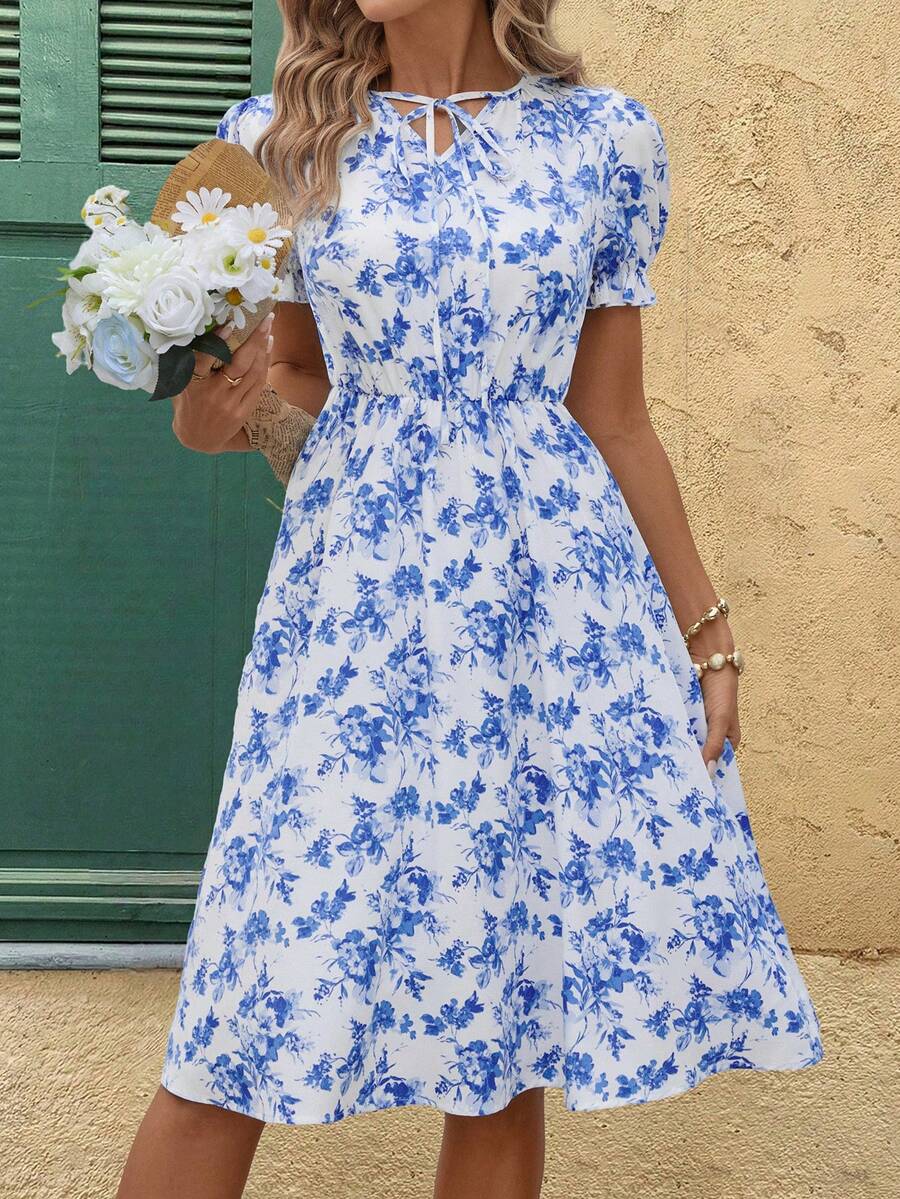 SHEIN Clasi Đầm nữ mùa hè đi biển in hoa, cổ xoắn, tay cánh hoa, thắt eo, dài đến đầu gối, đầm hoa xanh trắng, đầm xanh trắng, đầm hè thanh lịch cho nữ, đầm đi nhà thờ mùa hè cho nữ, đầm phong cách Cottagecore, đầm xuân hè, đầm nghỉ lễ Ngày Quốc tế Phụ nữ, quà tặng thanh lịch cho mẹ, đầm lễ hội, đầm hẹn hò trên bãi biển, đầm phong cách Cottagecore, đầm lễ Phục sinh cho nữ, đầm ngày lễ cho nữ, đầm đi biển, đầm dạo chơi