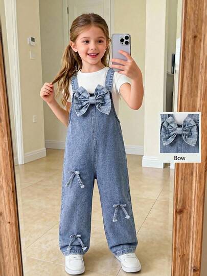 女童可爱风牛仔背带裤，复古浅蓝色牛仔布，胸前饰有蝴蝶结，裤脚饰有多个蝴蝶结和毛边细节，宽松直筒裤型，面料柔软舒适，适合日常穿着、上学、通勤，春夏秋冬四季皆宜。