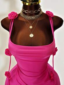 Mistrie 浪漫派对红色吊带连衣裙，修身迷你裙，饰有3D玫瑰花，性感露背褶皱设计，修身鸡尾酒裙，适合约会、正式场合、夜店穿着 - 玫紅色 - 查看 4