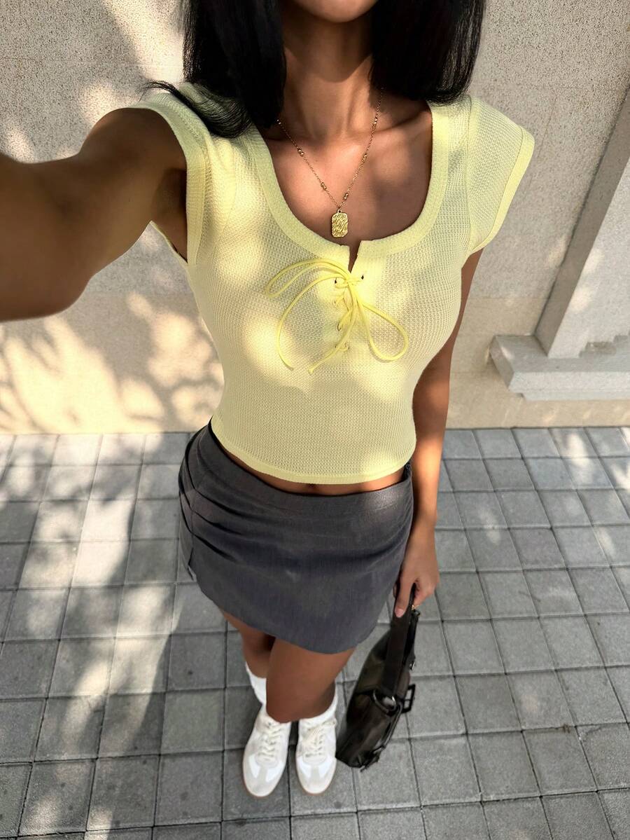 SHEIN Unity Áo croptop nữ cổ vuông buộc dây, ôm sát, chất liệu vải dệt kim waffle, tay ngắn, đa năng. - Vàng nhạt - Xem 1