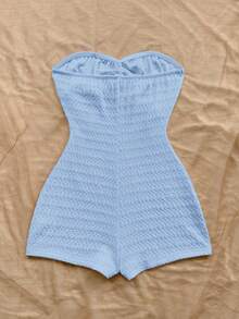 Soleia Bộ jumpsuit cổ yếm bằng vải dệt kim màu trắng có họa tiết, điểm nhấn kim loại, thích hợp cho kỳ nghỉ biển. - Màu xanh lam - Xem 2
