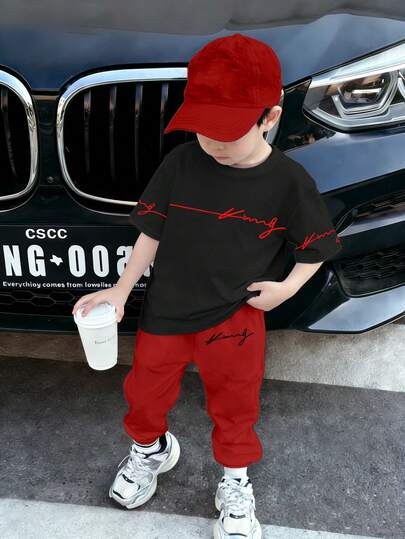 两件套字母印花套装，时尚舒适的黑色圆领T恤和红色裤子，男童短袖上衣和裤子套装，适合所有季节