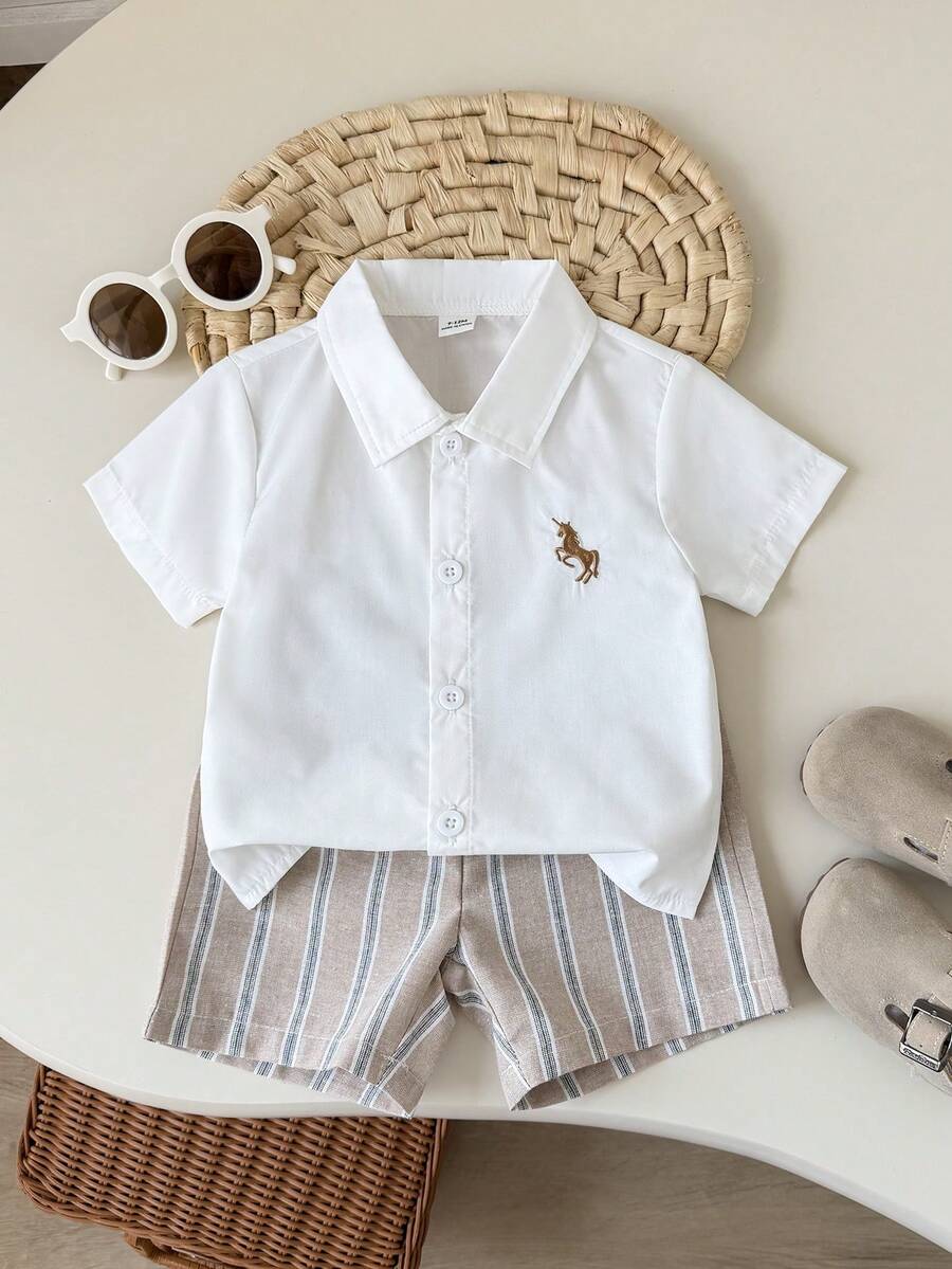 SHEIN Playful Pals Outfit casual primavera/estate per bambino maschio: set composto da camicia a maniche corte a righe con colletto abbinata a pantaloncini di jeans lavati alla moda - Cachi - Visualizzare 1
