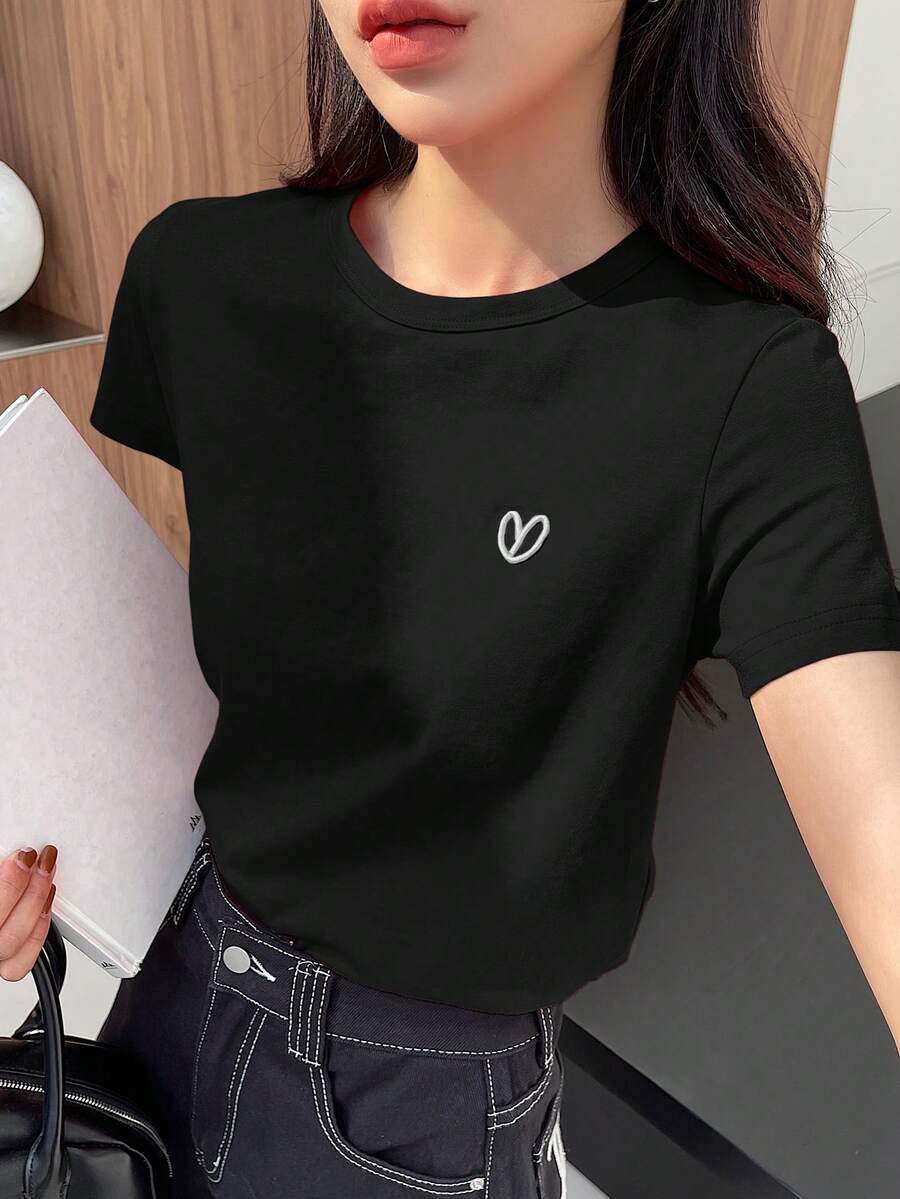 DAZY Camiseta de mujer de manga corta con cuello redondo y bordado de corazón, casual y de negocios, ropa de trabajo para mujer - Negro - Ver 1