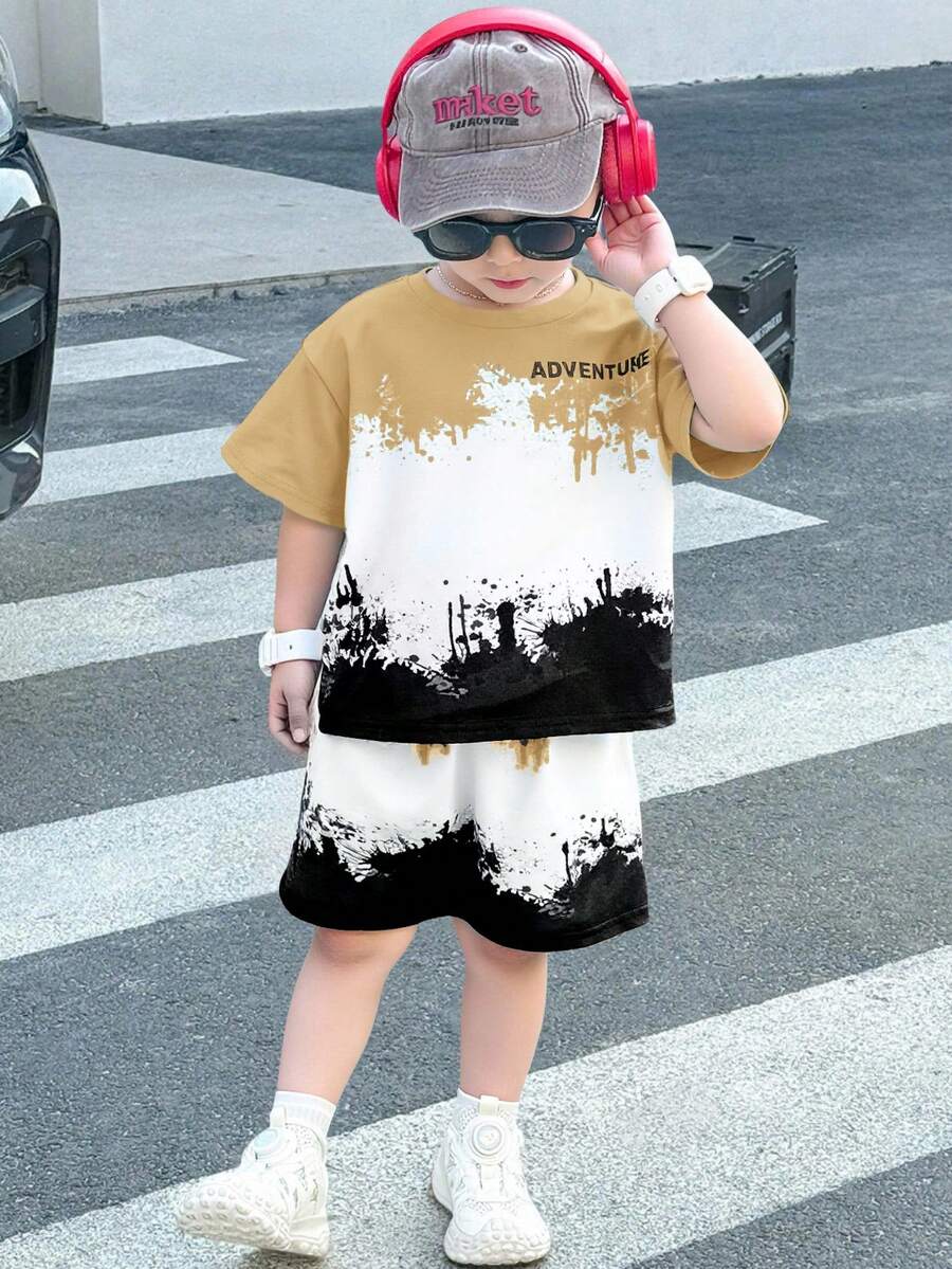 SHEIN 男童休闲舒适百搭泼墨印花短袖上衣短裤套装（2件套），适合春夏季穿着 - 卡其色 - 查看 1