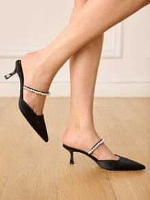CUCCOO HITCHD Giày sandal cao gót mũi nhọn đính ngọc trai đen, kiểu dáng cổ điển thanh lịch, mũi nhọn màu đen tuyền kết hợp với dây ngọc trai, đơn giản nhưng tinh tế mang hơi hướng cổ điển, phù hợp với những quý cô yêu thích phong cách thanh lịch, thích hợp cho công sở, các cuộc họp kinh doanh nhẹ nhàng, bữa tối với bạn bè và các dịp khác, có thể dùng hàng ngày hoặc trong những dịp trang trọng nhẹ. - màu đen - Xem 5