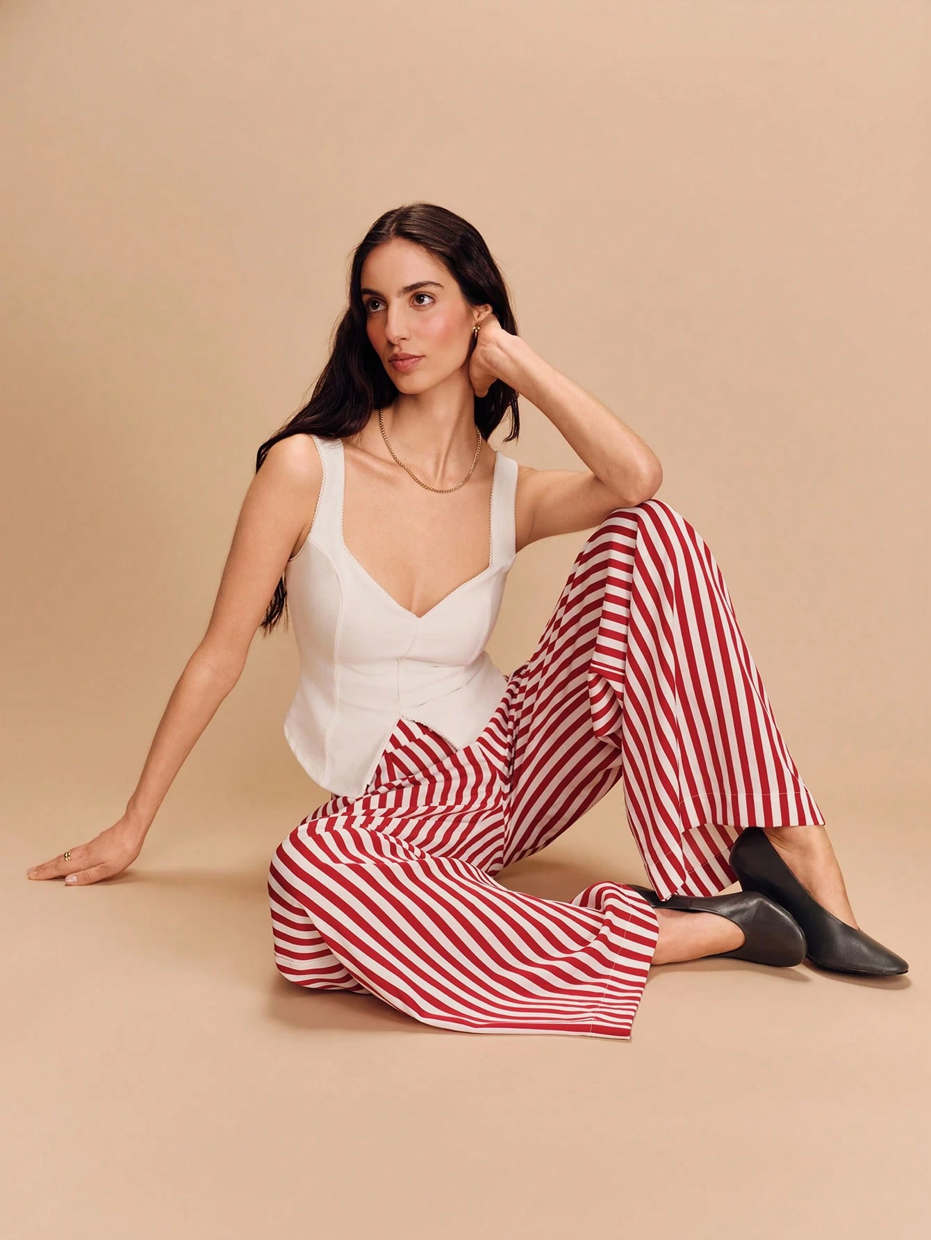 Rot und cremefarbene gestreifte Schlaghose, fließende Hose, schicke Hose im Frühlings-/Sommerstil, französischer Stil, Pariser Stil, Business-Lässig, gestreifte Hose, rot gestreifte Hose, Schlaghose, Urlaubskleidung, Damenhose