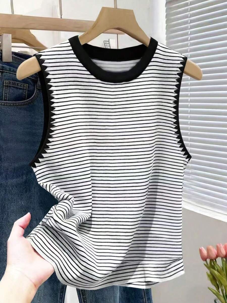 Regata feminina de verão casual com estampa listrada e detalhes contrastantes para férias e deslocamentos diários. - Multicolorido - Ver 1