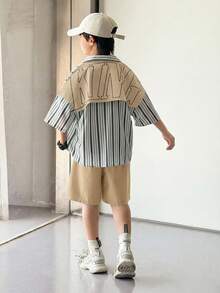SHEIN 两件装男童休闲运动学院风文艺复古日韩宽松条纹翻领衬衫配大字母图案短裤套装，适合儿童服装、幼儿男童服装、返校季男童套装，适合生日派对、晚宴、演出、婚礼、洗礼、开幕式等场合，日常穿着也适合上学、旅行、运动，适合春夏季节。 - 駝色 - 查看 7