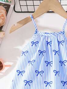 SHEIN Playful Pals Đầm không tay cho bé gái với họa tiết nơ sọc nhiều màu sắc, năng động và tươi mới. Thích hợp cho mùa hè với dây đeo có thể điều chỉnh, một lựa chọn ngọt ngào cho trang phục mùa hè của bé gái. - Màu xanh lam - Xem 4