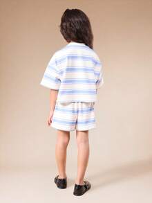 SUMWON Ensemble deux pièces rayé pour filles, haut à manches courtes avec imprimé Portland Essentials et short assorti. Tenue d'été décontractée - Multicolore - Voir 2