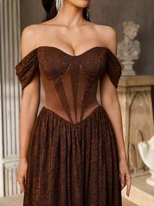 Aureia 优雅奢华的咖啡棕色蕾丝拼接缎面礼服，胸前饰有拼接图案，露肩落袖A字型长款正式晚礼服 - 咖啡棕 - 查看 1