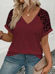 EMERY ROSE Kaos Wanita Ukuran Plus Terbaru 2025, Model Kasual Motif Leopard, Leher V, Longgar, Nyaman, Lengan Pendek. - Burgundy - View 3