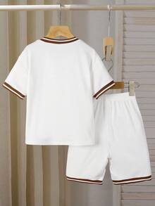 Bộ 2 món đồ thể thao thường ngày cho trẻ em, áo thun ngắn tay và quần short, màu be nhạt. Áo thun cổ tròn tay ngắn có viền sọc nâu ở cổ áo và cổ tay, cùng một miếng vá vuông màu nâu trên ngực. Quần short có viền sọc nâu ở gấu quần, kiểu dáng đơn giản nhưng năng động, phù hợp cho trẻ em mặc hàng ngày. - trắng - Xem 2