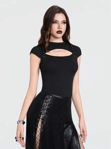 Breakform Áo croptop nữ kiểu Gothic cổ tròn khoét rỗng phía trước, vai và hai bên, chất liệu dệt kim, trang trí bằng khoen kim loại và khóa cài hình chữ D, tay ngắn, ôm sát. - màu đen - Xem 4