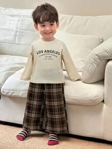 DAZY 2件套男童韩版纯色英文T恤和格子裤家居服套装 - 杏色 - 查看 2
