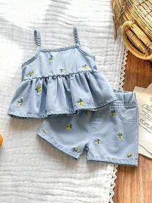 SHEIN Vintaside Kids 女婴夏季休闲两件套，蓝色水洗牛仔布柠檬黄刺绣荷叶边吊带背心和牛仔短裤 - 淺色水洗藍 - 查看 1