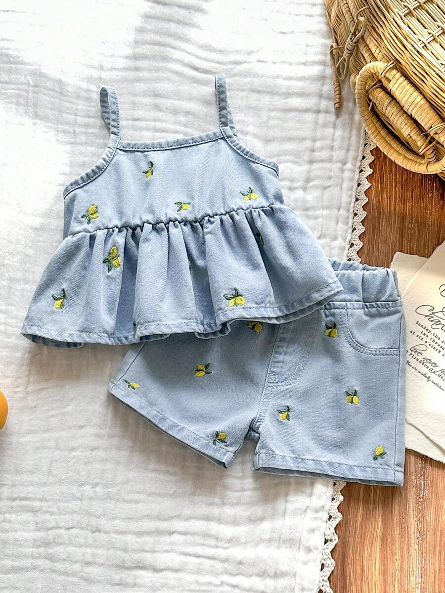 SHEIN Vintaside Kids 女婴夏季休闲两件套，蓝色水洗牛仔布柠檬黄刺绣荷叶边吊带背心和牛仔短裤 - 淺色水洗藍 - 查看 1